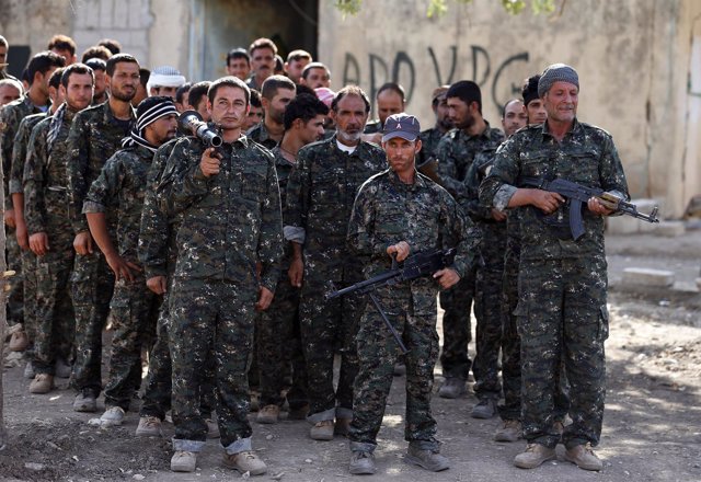 Milicianos yazidíes recibiendo instrucción en bases kurdas en Siria