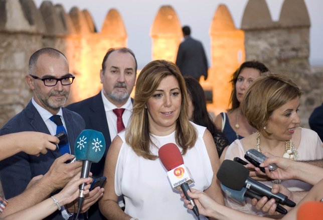 Susana Díaz atiende a los medios en Almería