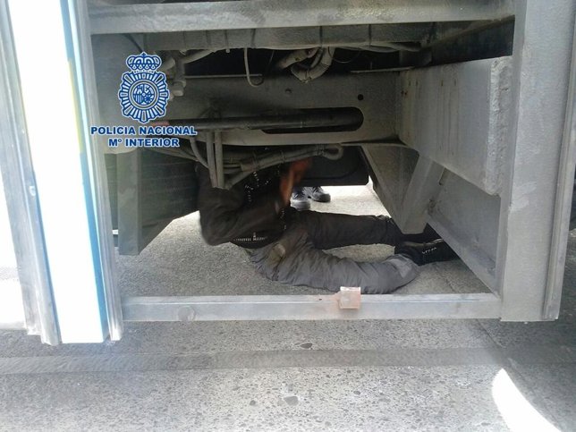 Hueco de un camión donde fue localizado un inmigrante 