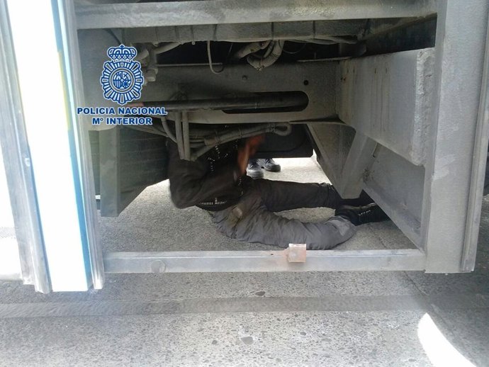 Hueco de un camión donde fue localizado un inmigrante 