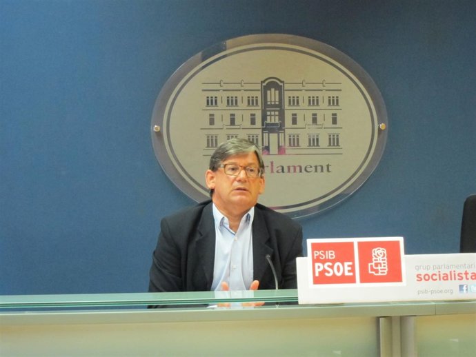 Vicenç Thomàs en rueda de prensa