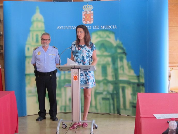 Nuria Fuentes junto al jefe de Policía Local de Murcia