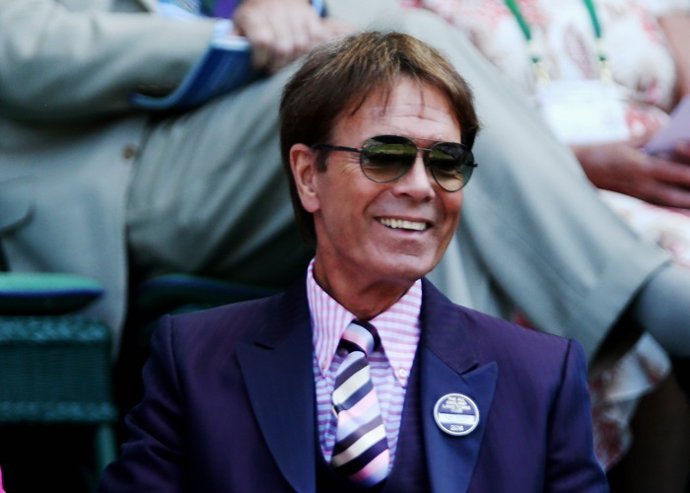 Sir Cliff Richard vuelve a Londres para defenderse del abuso a un menor