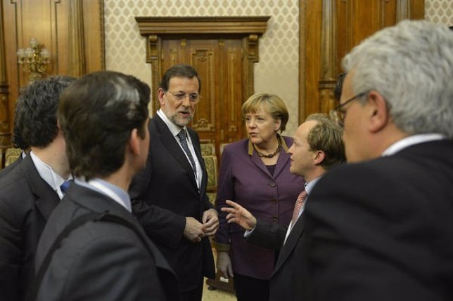 Mariano Rajoy conversa con Angela Merkel