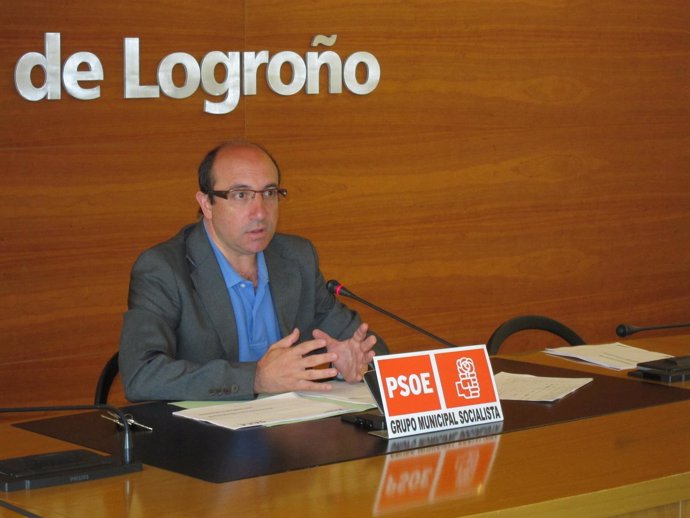 El concejal socialista Vicente Urquía, en rueda de prensa
