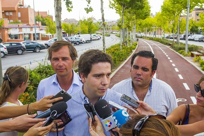 Sarasola atiende a los medios de comunicación