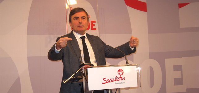 El diputado socialista Pedro Saura en rueda de prensa en Murcia