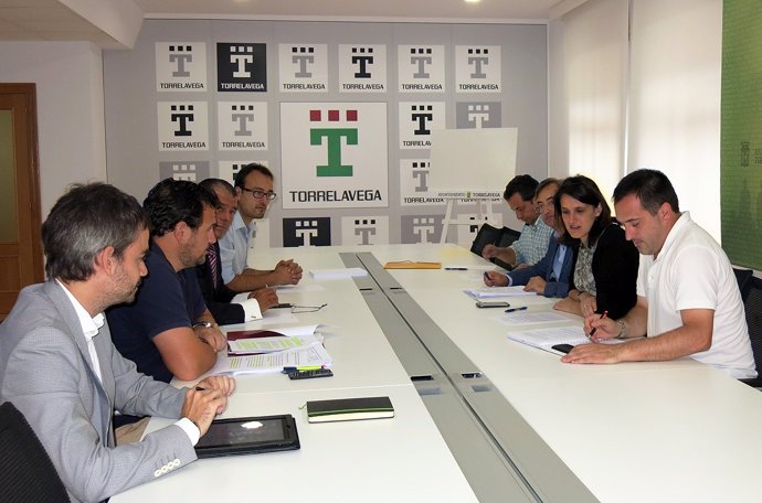 Reunión en el Ayuntamiento de Torrelavega