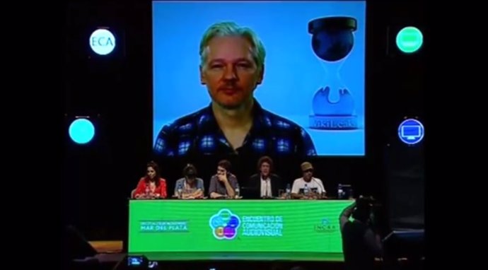 Assange en una videoconferencia con Argentina