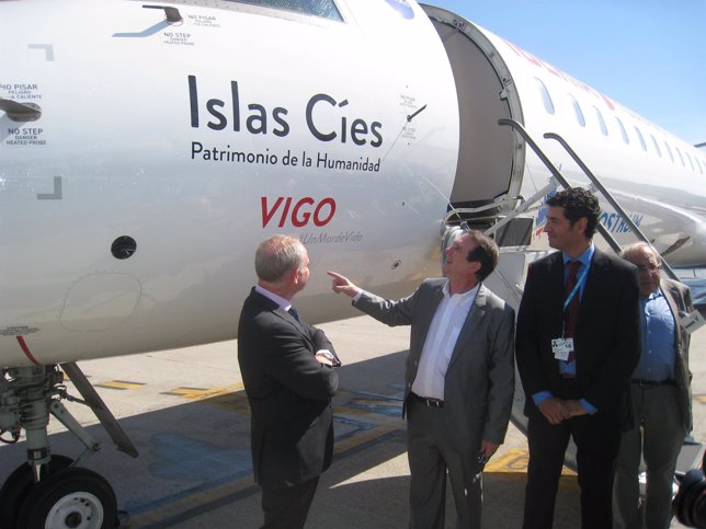 El alcalde de Vigo junto al reactor 'Islas Cíes'
