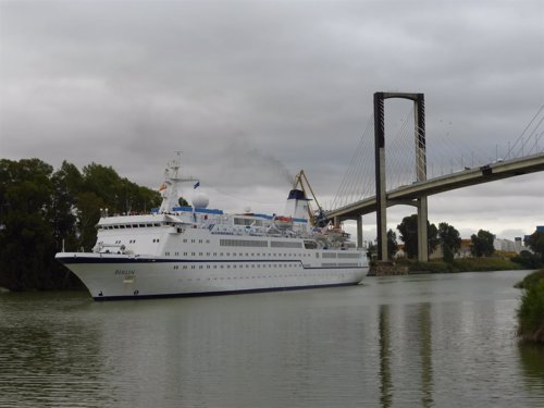 Imagen del Crucero Berlín entrando por el río en Sevilla