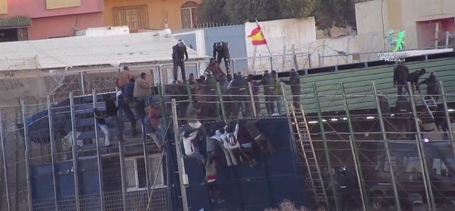 Vídeo de inmigrantes saltando la valla
