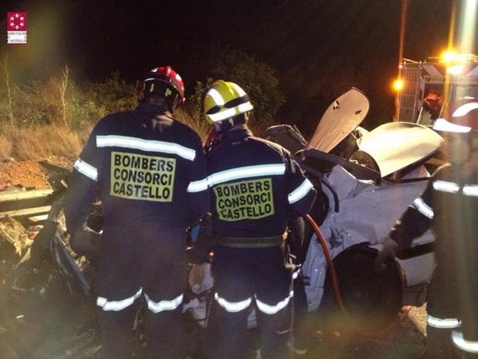 Los bomberos excarcelan a los fallecidos en el accidente de Alcalà de Xivert