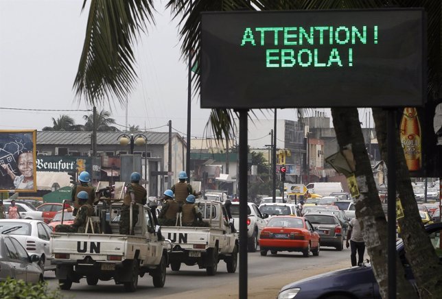 Un cartel de alertando de una zona contagiada de ébola en África