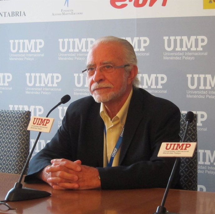 El escritor José María Merino en la UIMP
