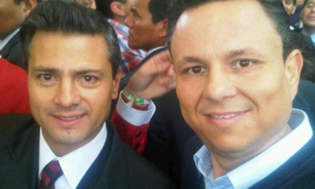el presidente mexicano Peña Nieto junto a un narco