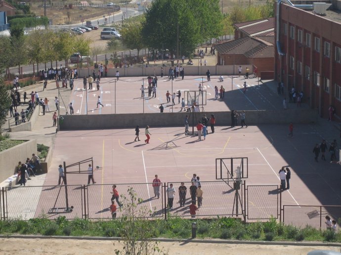 Niños en el patio de un colegio