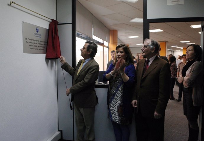 Ignacio Garcia de Vinuesay la concejal de Bienestar Social descubriendo la placa