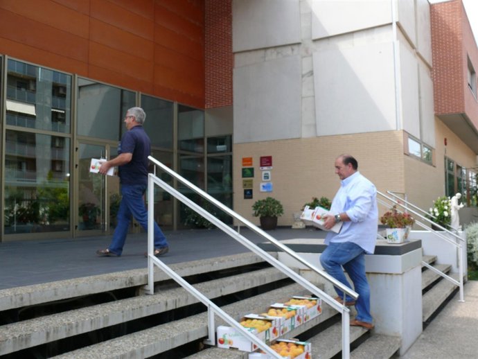 Asaja dona 100 kg de melocotón a Cruz Blanca