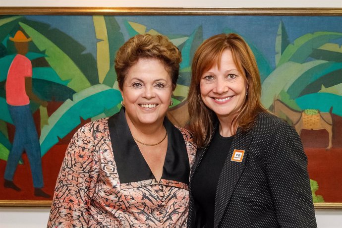 La presidenta de Brasil, Dilma Roussef, y la CEO de GM, Mary Barra