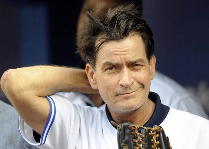 Charlie Sheen cambia el agua helada por 10.000 dolares para el ELA