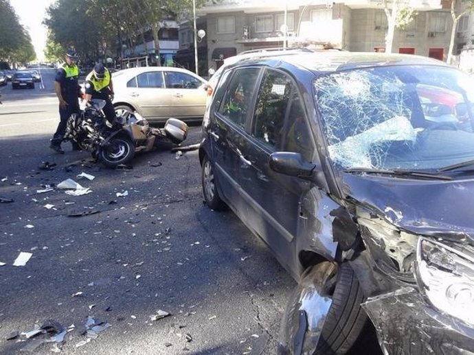 Imagen de la colisión entre un motorista y un turismo