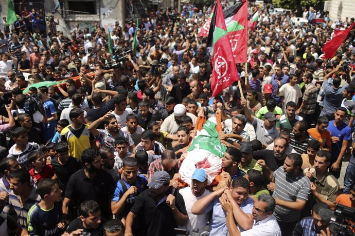 Miles de palestinos en el funeral de la mujer y el hijo del líder de Hamás