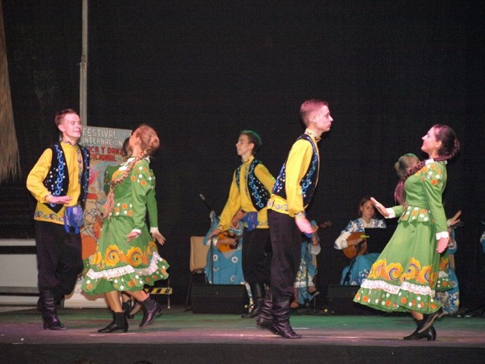 El conjunto de danzas y música ruso Uzory.