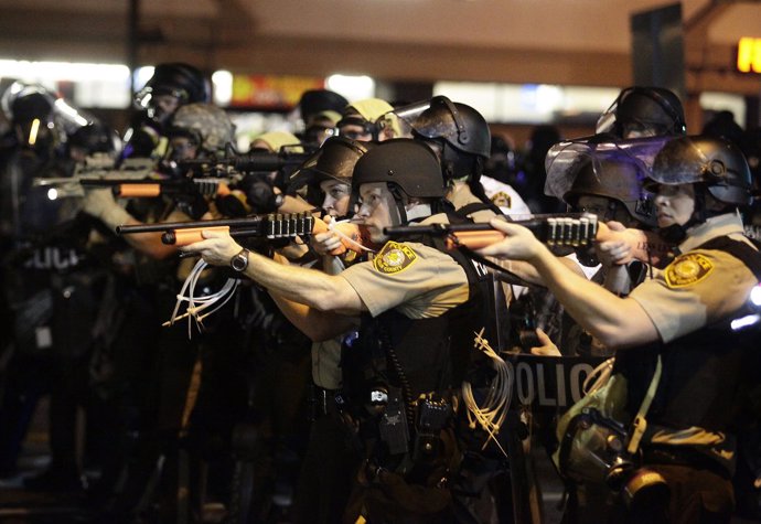 Policías apuntan alineados como demostración de fuerza