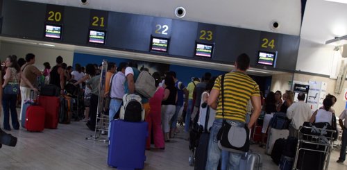 Pasajeros en el aeuropuerto de Sevilla