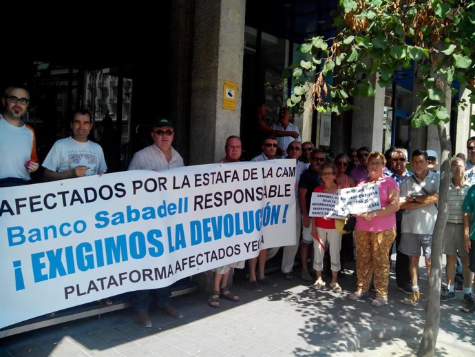 Los preferentistas de la CAM en una concentración este martes