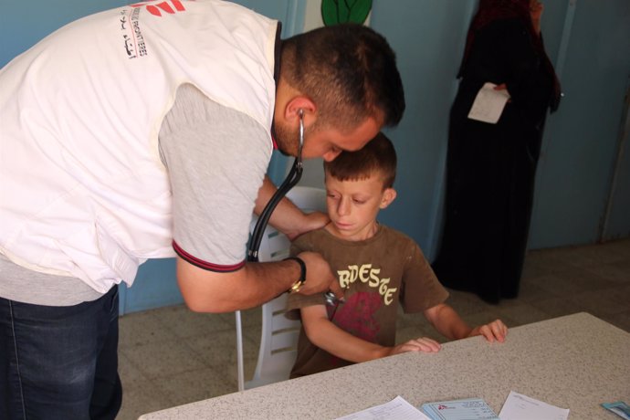 Un trabajador de MSF atiende a un niño en Irak