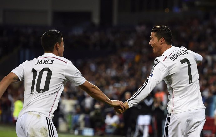 Cristiano Ronaldo y James Rodríguez celebran un gol del Real Madrid