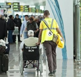 Atención a pasajero de movilidad reducida en el Aeropuerto de Barcelona-El Prat