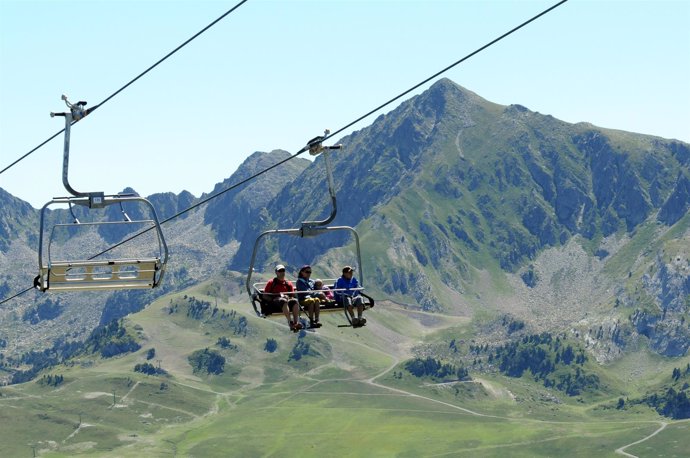 Turistas en el telesilla de Blanhiblar