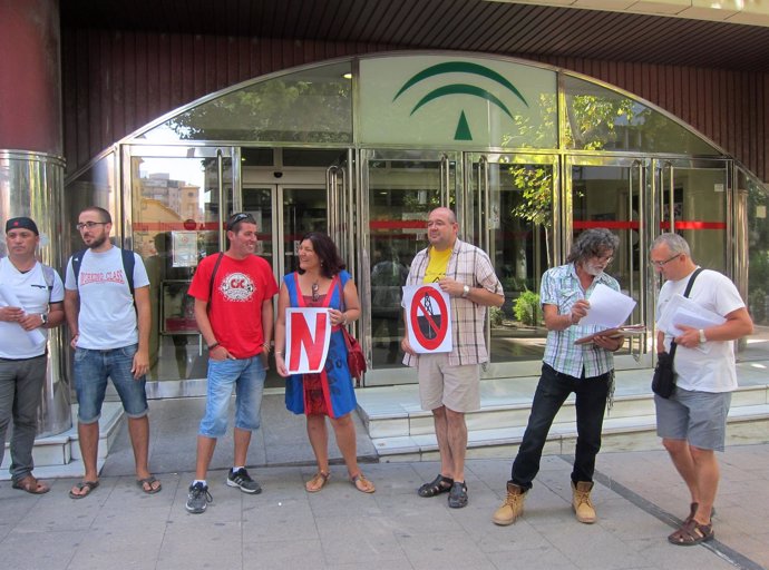 Miembros de la plataforma 'Jaén libre de fracking' informan sobre la marcha.
