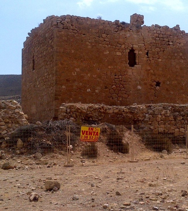 Torre de los Alumbres de Níjar con un cartel de 'Se vende'