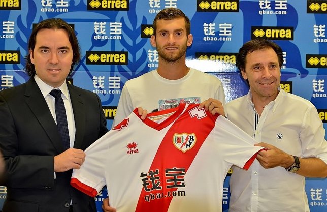 Leo Baptistao, flanqueado por Martín Presa y Felipe Miñambres