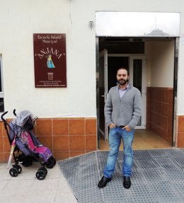 Iván Martínez en la entrada de la escuela infantil Anjana