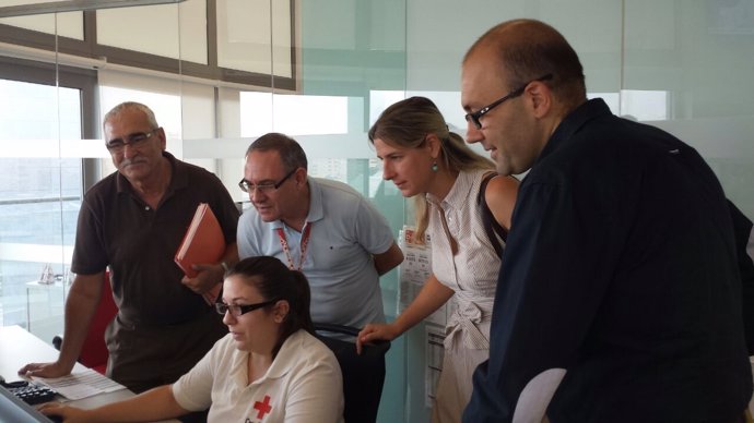 Irene Rodríguez visita el Centro de Coordinación de Cruz Roja en Valencia.