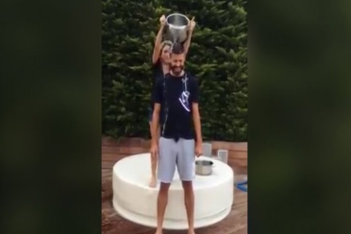 Shakira y Piqué se mojan por el ELA