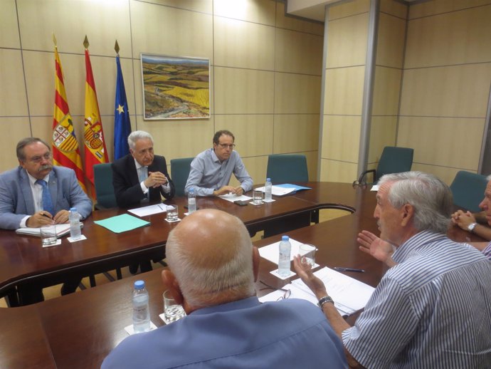Reunión entre el consejero y miembros del Canal de Aragón y Cataluña