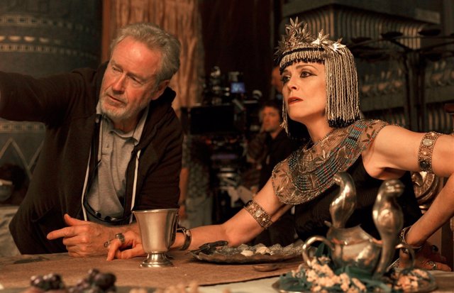 Ridley Scott y Weaver en el rodaje de Exodus