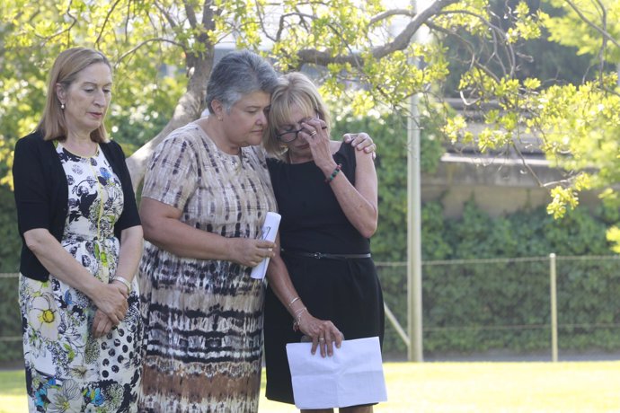 Ministra de Fomento, Ana Pastor, durante el homenaje  a las víctimas de Spanair