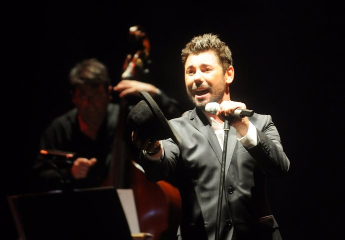 El Artista Miguel Poveda Durante Un Concierto. 
