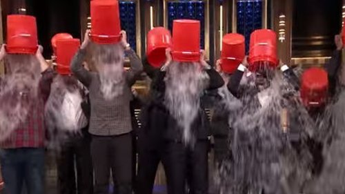 Se lanzan cubos de agua en el show de Jimmy Fallon