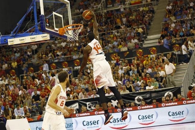 España sigue invicta tras arrollar a Croacia en el último cuarto