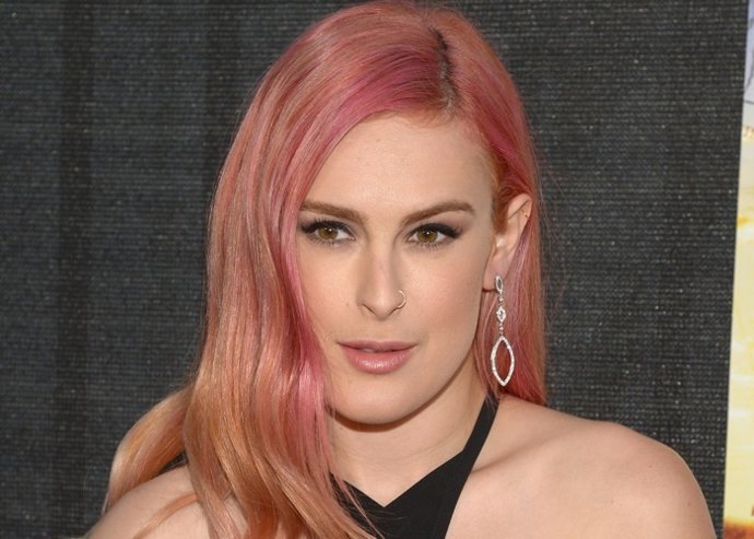 La polémica tarta de cumpleaños en forma de pistola de Rumer Willis