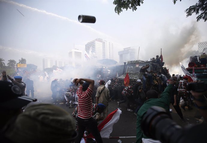 La Policía usa gases lacrimógenos contra manifestantes en Yakarta