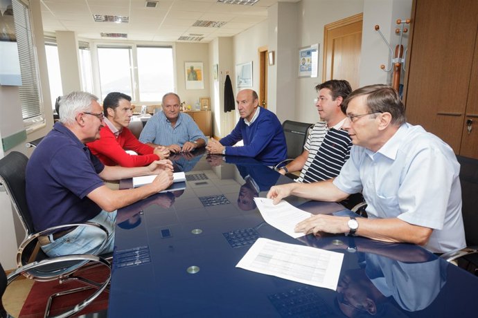 El consejero de Medio Ambiente con el alcalde de San Felices de Buelna